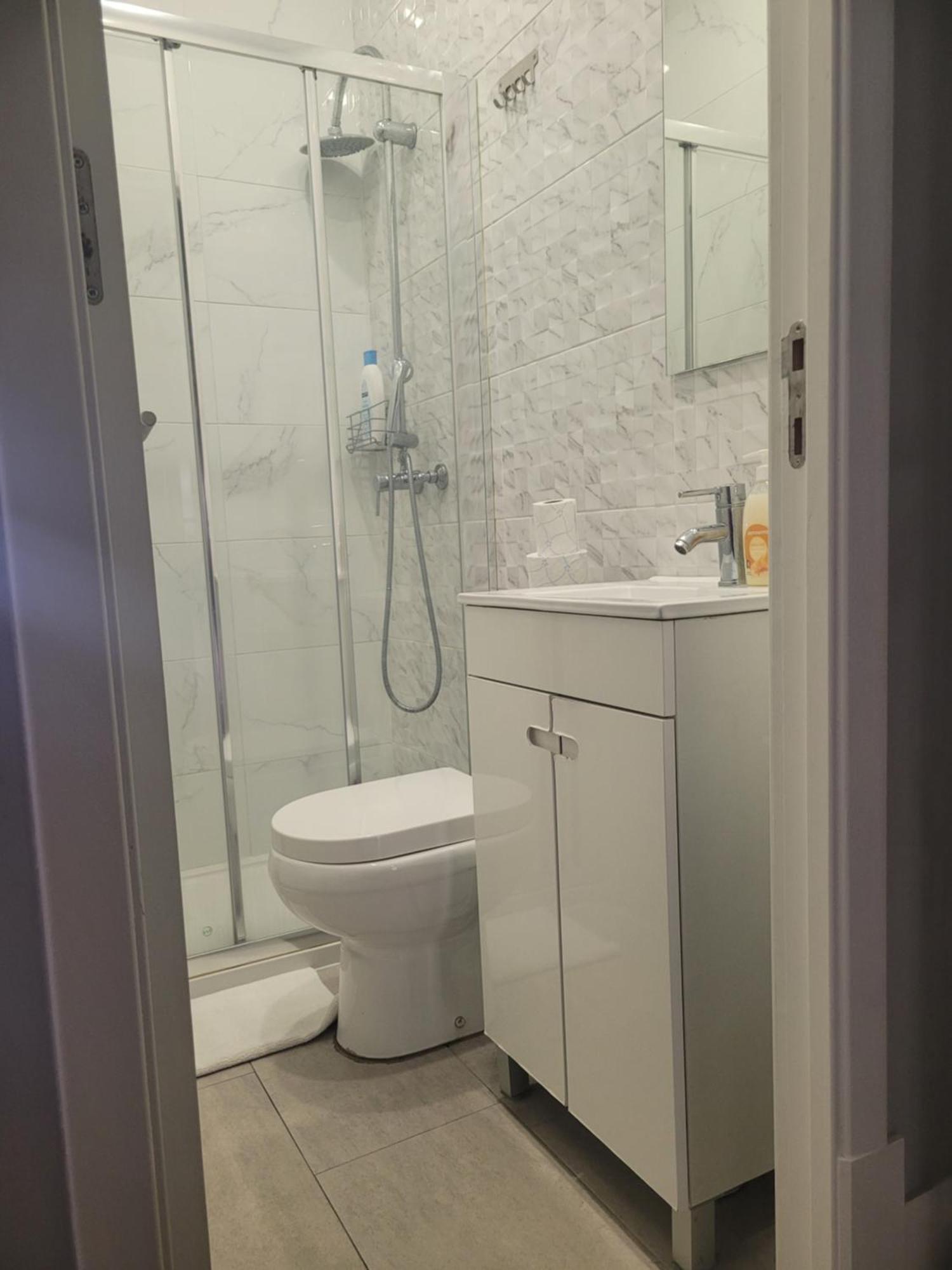 Residencial Valentina Otel Lisboa Dış mekan fotoğraf A shower room