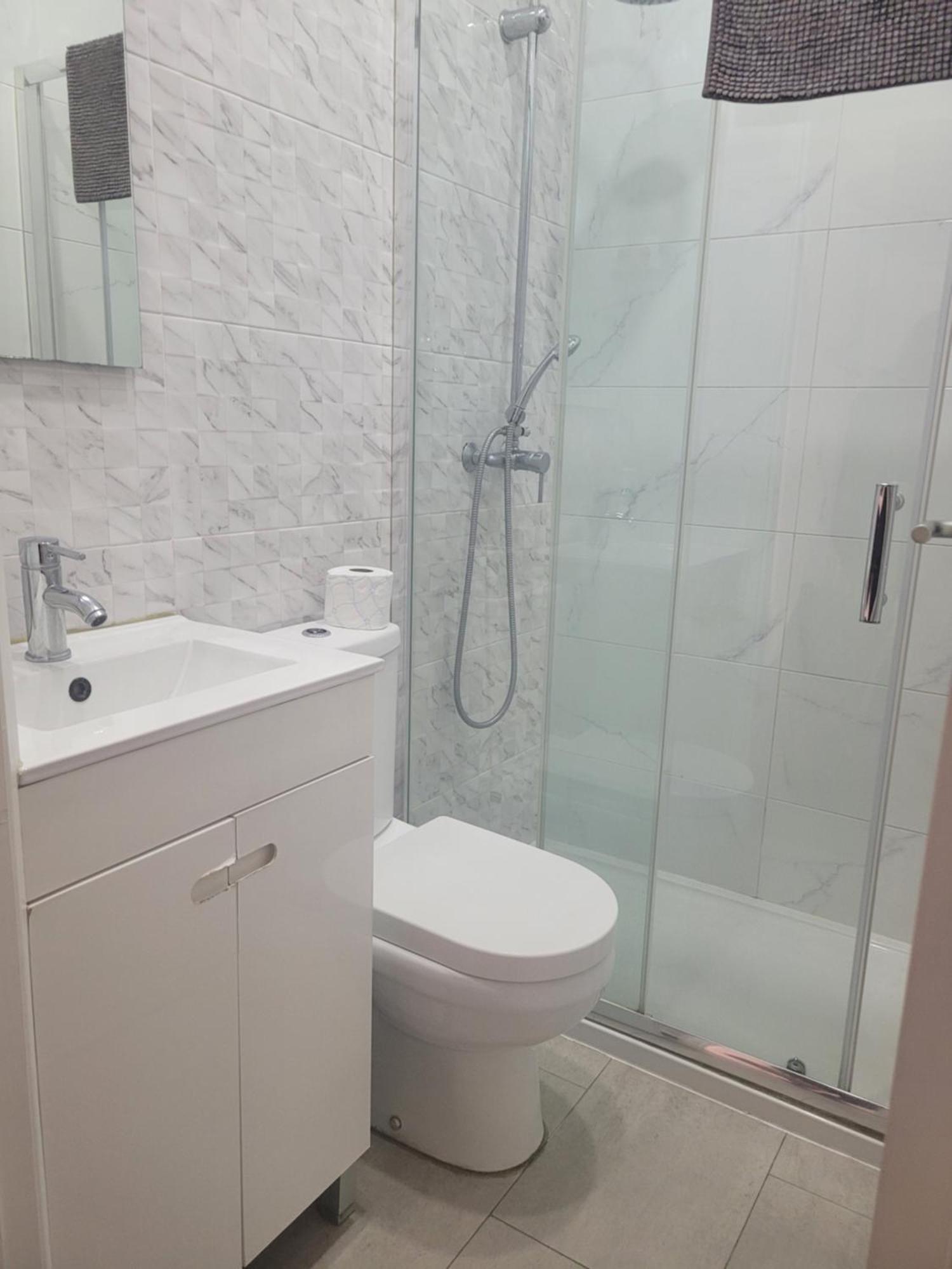 Residencial Valentina Otel Lisboa Oda fotoğraf A shower cubicle