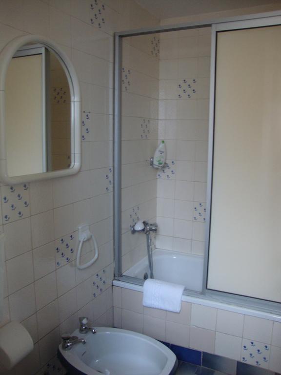 Residencial Valentina Otel Lisboa Dış mekan fotoğraf A shower door